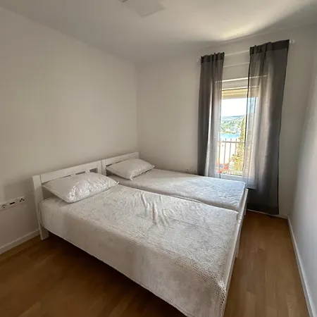 Malu Rogoznica * Rogoznica (Sibenik-Knin)